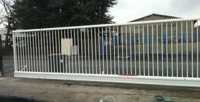 portail metalique blanc